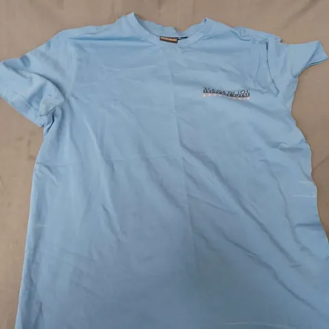 NAPAJIRI TEE IN SKY BLUE - LARGE