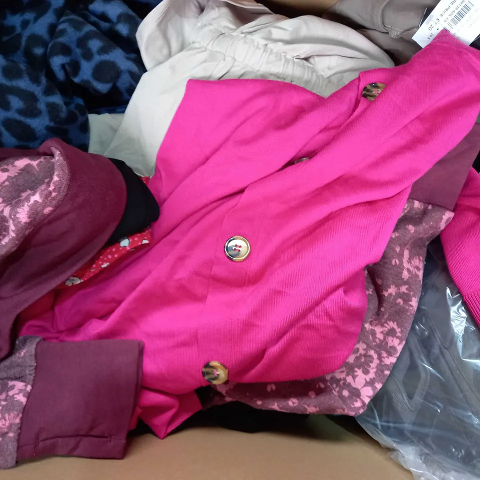 BOX OF APPROXIMATELY 20 ASSORTED FASHION AND CLOTHING ITEMS IN VARIOUS STYLES AND SIZES TO INCLUDE SKECHERS, MODA, RUTH LANGSFORD, ETC