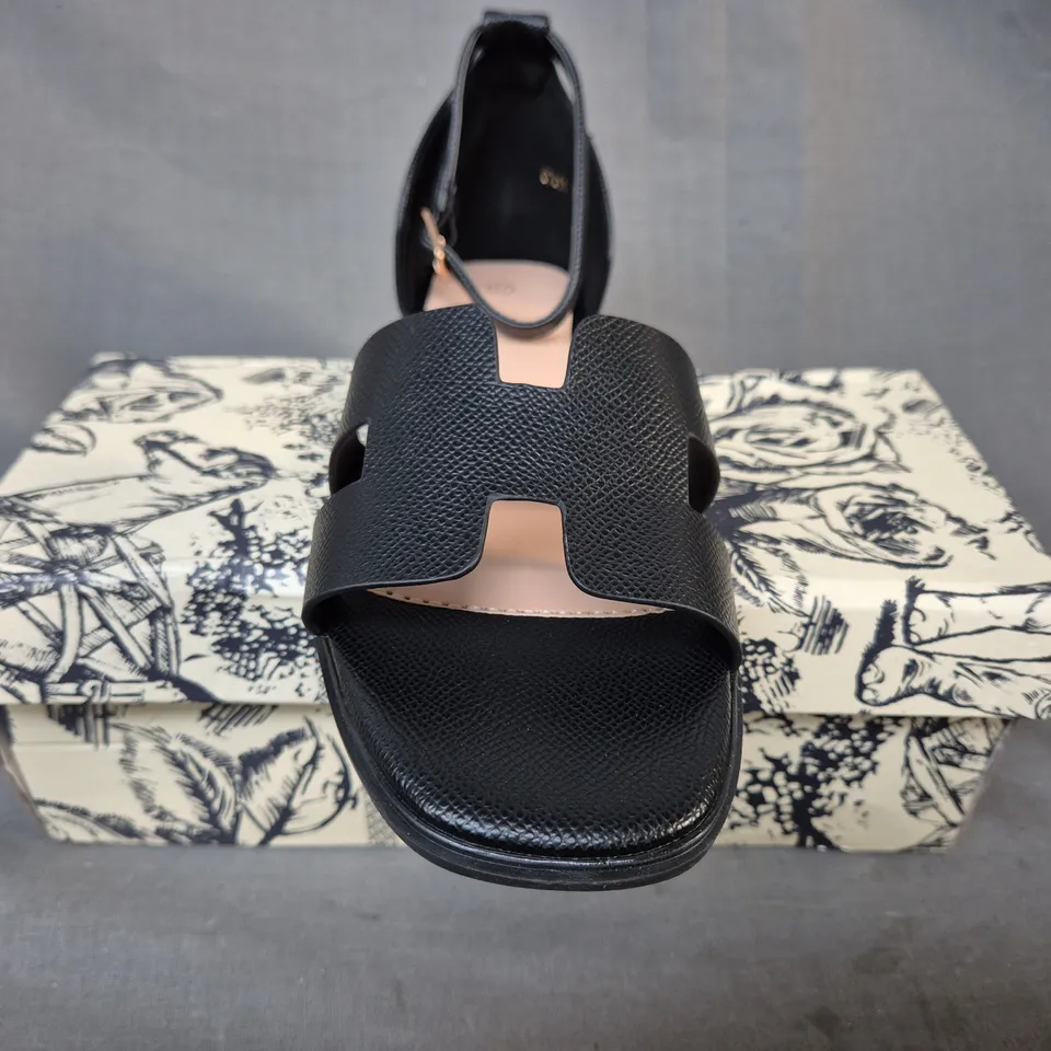 BOXED PAIR OF ALTA MODA OPEN TOE FLAT SHOES IN BLACK EU SIZE 37