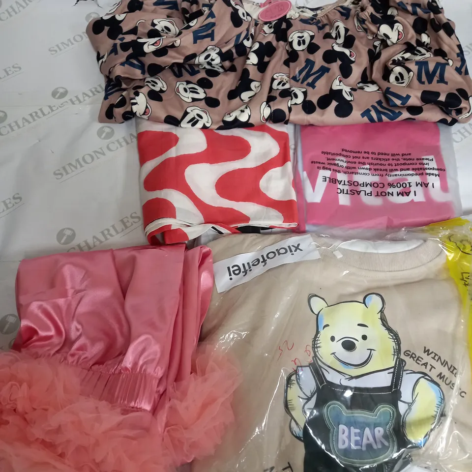 BOX OF APPROXIMATELY 25 ASSORTED CLOTHING ITEMS TO INCUDE - TROUSERS , JUMPER , T-SHIRT ETC