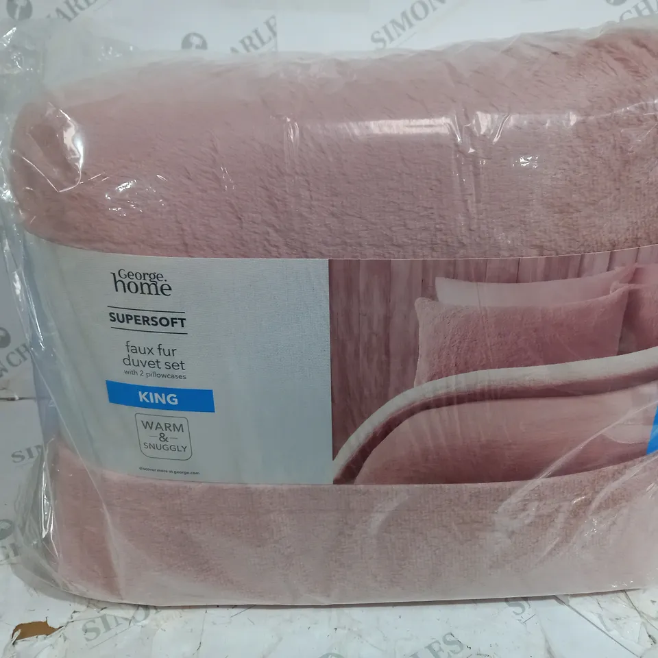 SUPERSOFT FAUX FUR DUVET SET IN PINK/WHITE - KING SIZE