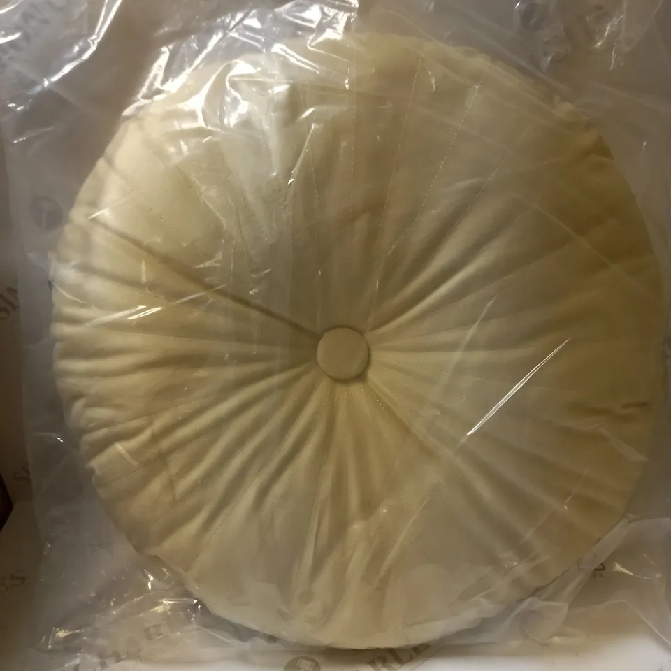 THOMAS FREDERICK ROUND PLUSH BUTTON CUSHION - NEW WASHINGTON CREAM. APPROX 40 X 40 X 15 CM 