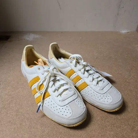 ADIDAS TRAINERS – WHITE WITH YELLOW 3-STRIPES, UK 8 