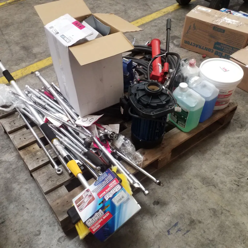 PALLET CONTAINING ASSORTED LOOSE SCRAP ITEMS