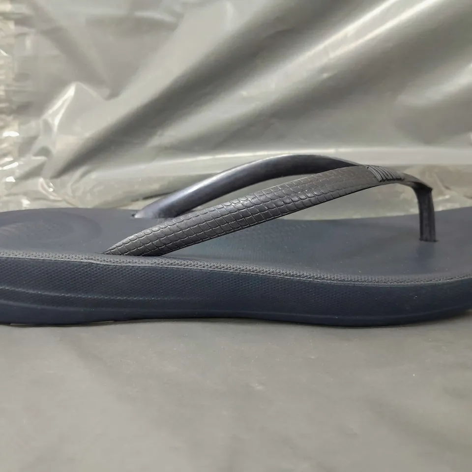 BOXED PAIR OF FITFLOP TOE-POST FLIP-FLOPS IN NAVY UK SIZE 4