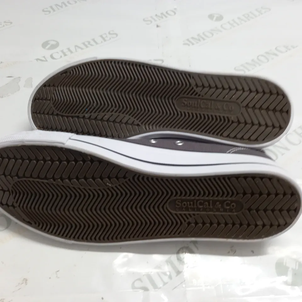 PAIR OF SOULCAL CANVAS LOW TRAINERS IN CHARCOAL - UK 5