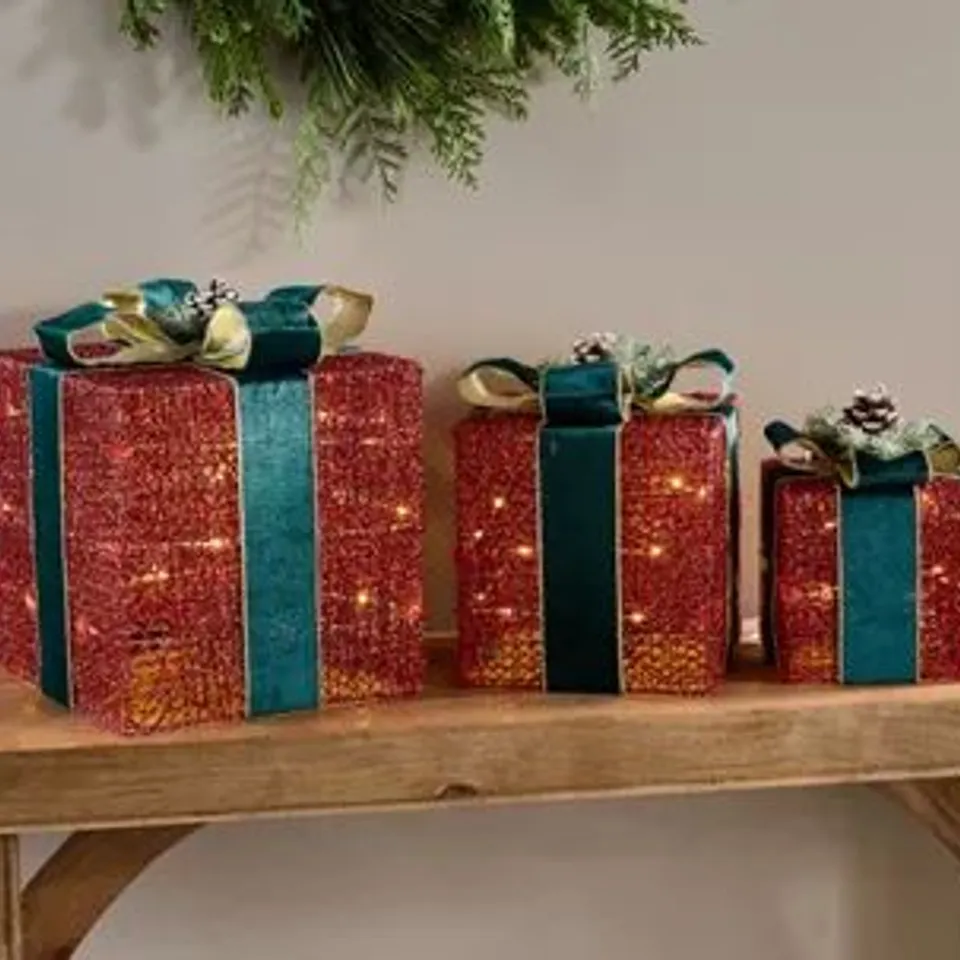 HOME REFLECTIONS STACKABLE INDOOR/OUTDOOR PRESENTS