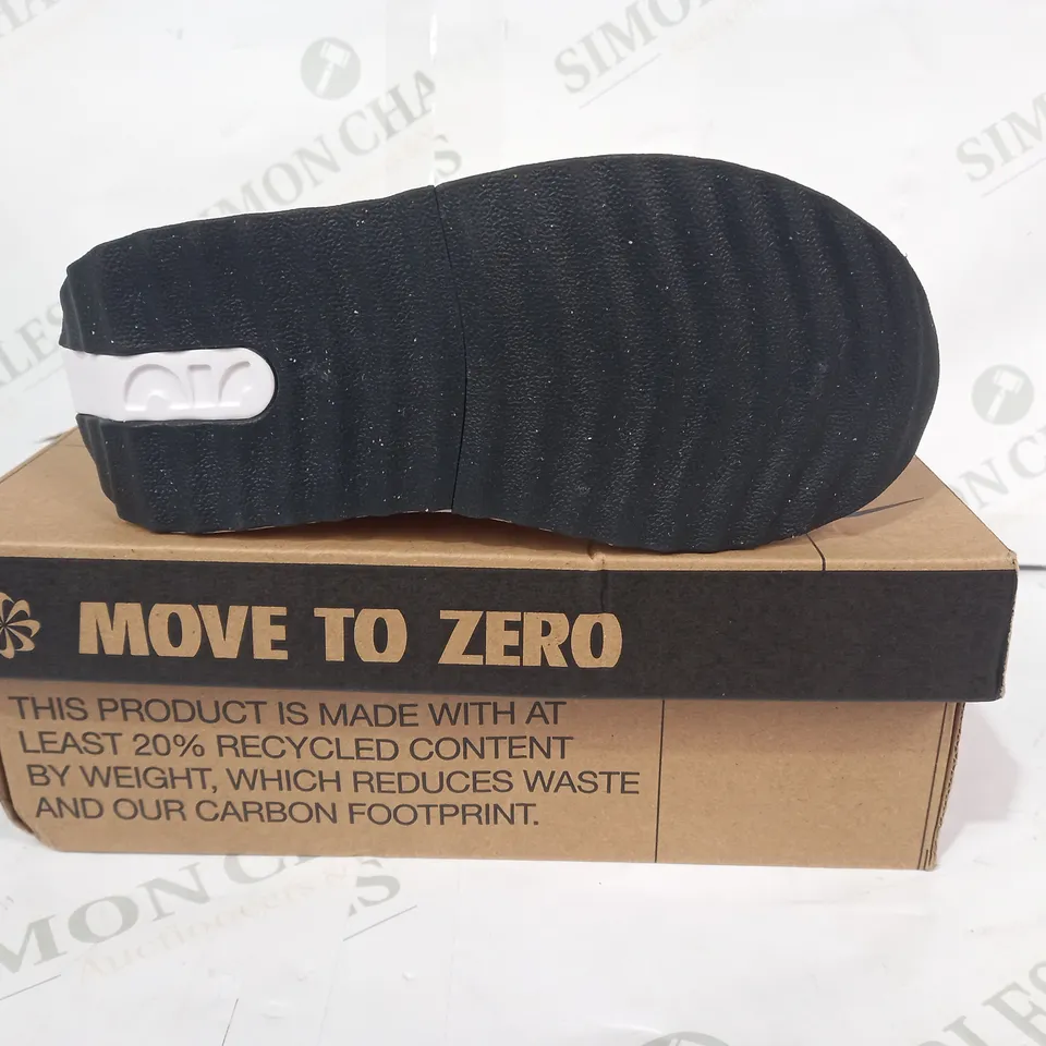 BOXED PAIR OF NIKE AIR MAX DAWN KIDS SHOES IN WHITE/BRONZE UK SIZE 11