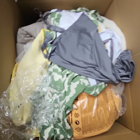 APPROXIMATELY 25 ASSORTED CLOTHING ITEMS IN VARIOUS STYLES AND SIZES