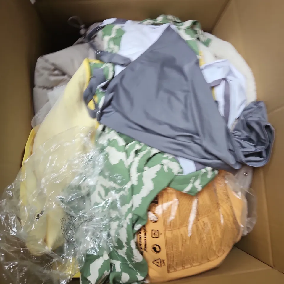 APPROXIMATELY 25 ASSORTED CLOTHING ITEMS IN VARIOUS STYLES AND SIZES 
