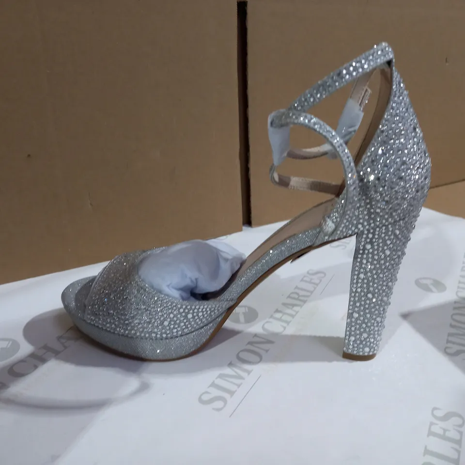 MODA SLIVER HIGH HEELS SIZE 6