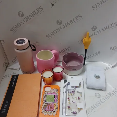 BOX OF APPROXIMATELY 20 ASSORTED HOUSEHOLD PRODUCTS TO INCLUDE JOURNAL, CANDLES, PHONE CASES ETC