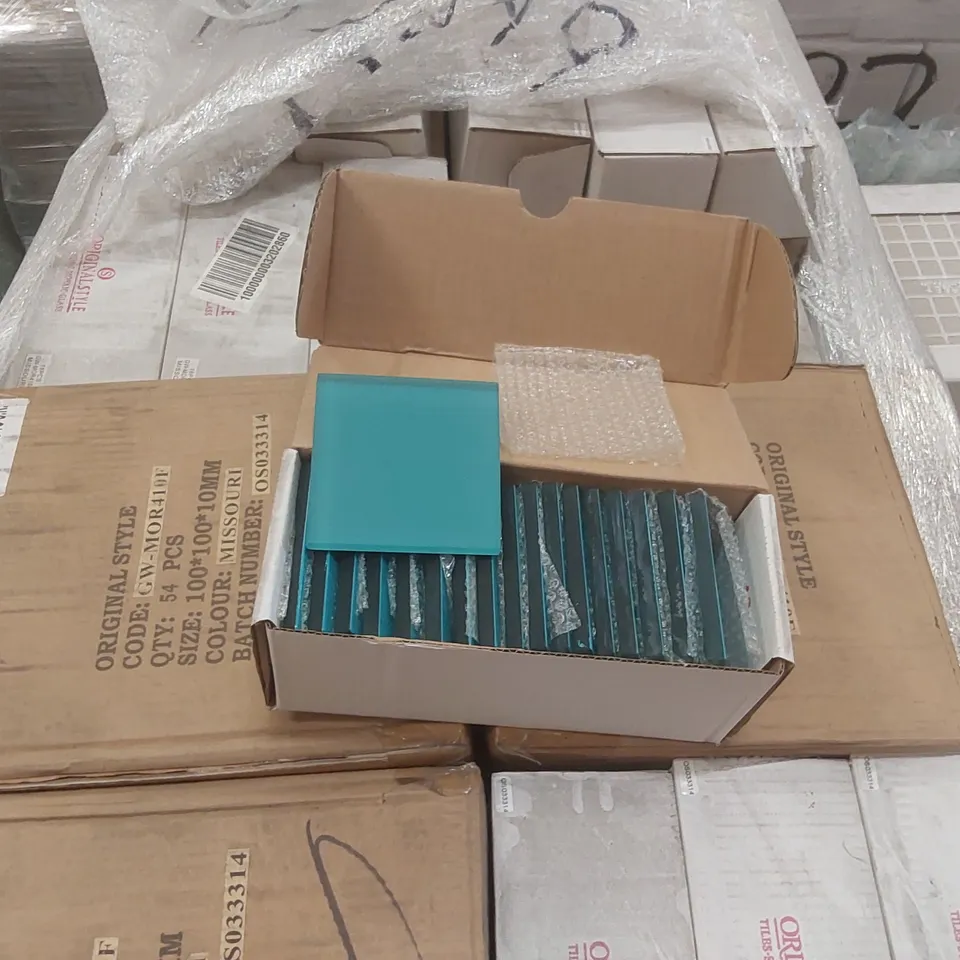 PALLET CONTAINING APPROXIMATELY 2967x MIXED COLOURS GLASS TILES