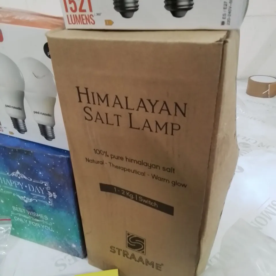 BOX CONTAINING LARGE AMOUNT OF BOXED ELECTRICAL ITEMS TO INCLUDE: PHONE CASES, SMART PHONE/TABLET HOLDER, HIMALAYAN SALT LAMP, CHARGER CABLES ETC.