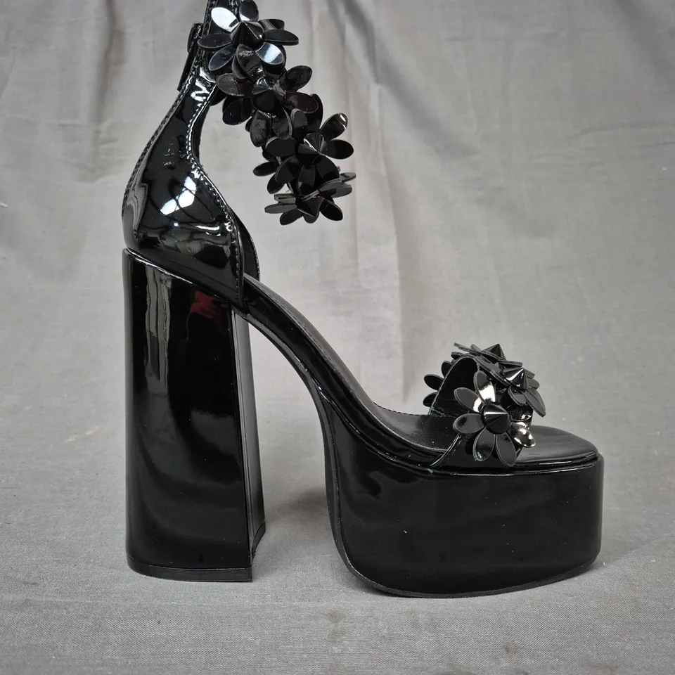 BOXED PAIR OF KOI OPEN TOE PLATFORM BLOCK HEEL SANDALS IN BLACK W. FLORAL DETAIL UK SIZE 3