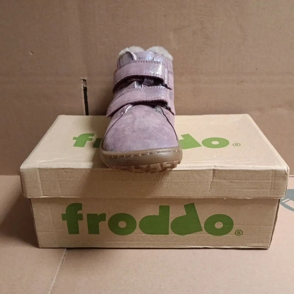 BOXED PAIR OF FRODDO KIDS VELCRO STRAP SHOES IN SHINY PINK SIZE EU 31