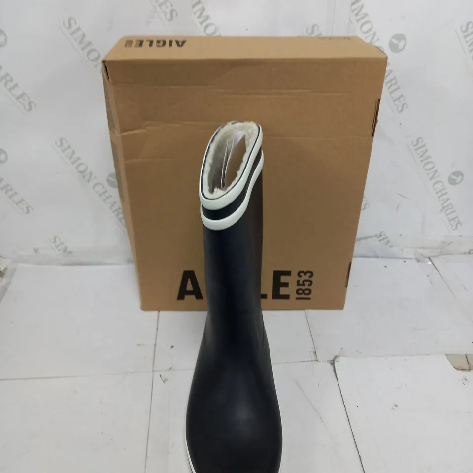 BOXED PAIR OF AIGLE 1853 BLACK FUR LINED WELLIE SIZE 41 