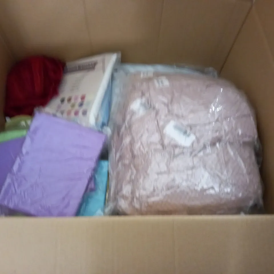 LARGE QUANTITY OF ASSORTED HOME FABRIC ITEMS