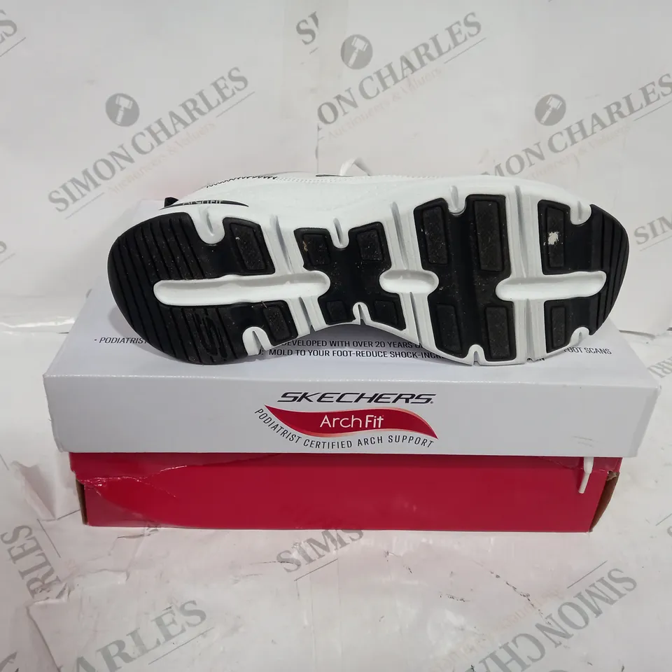 BOXED SKECHERS ARCH FIT TRAINERS SIZE 9
