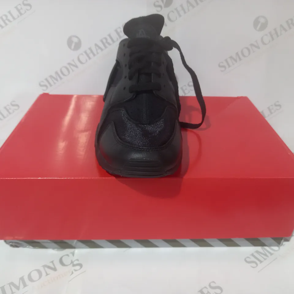 BOXED PAIR OF NIKE AIR HUARACHE SHOES IN BLACK UK SIZE 8.5