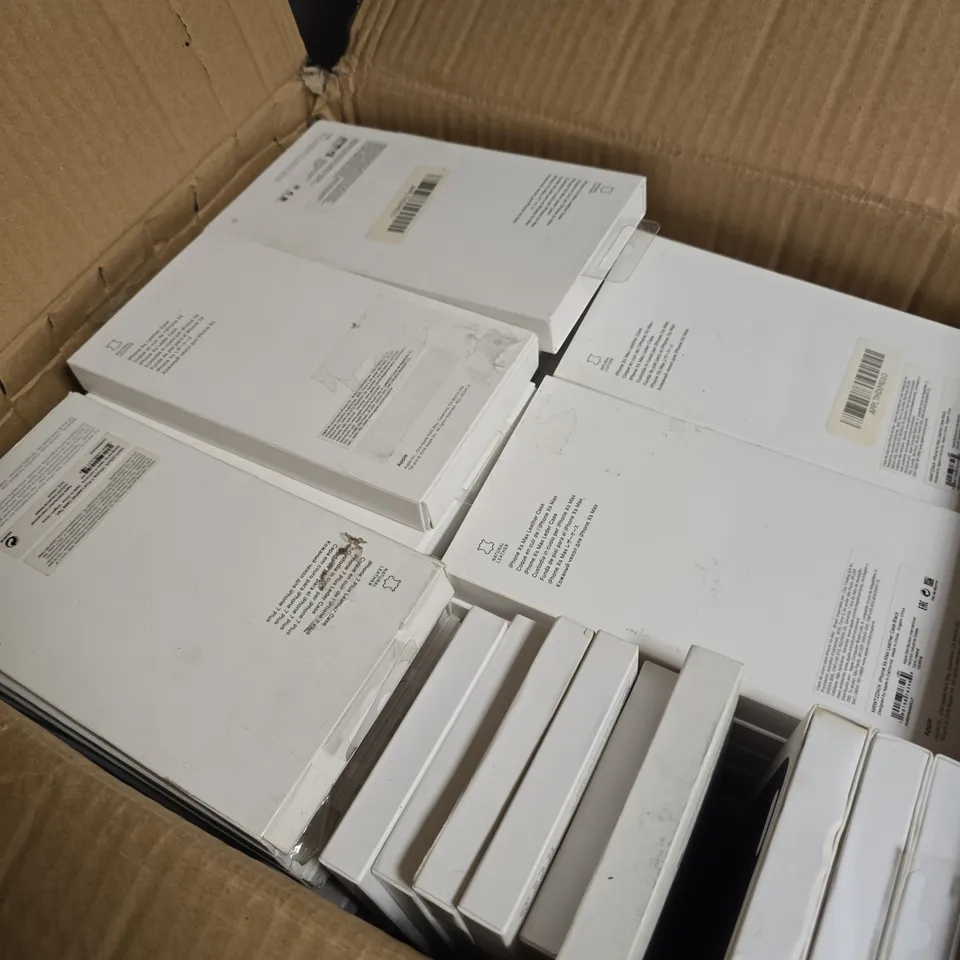 BOX OF APPROXIMATELY 40 ASSORTED PHONE CASES INCLUDING 1PHONE LEATHER FOLIO , IPHONE LEATHER CASE AND IPHONE CLEAR CASE 