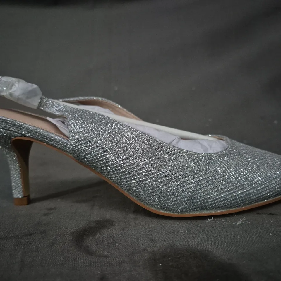 BOXED PAIR OF GREATONU POINTED TOE HEELED SHOES IN SILVER W. GLITTER EFFECT UK SIZE 6