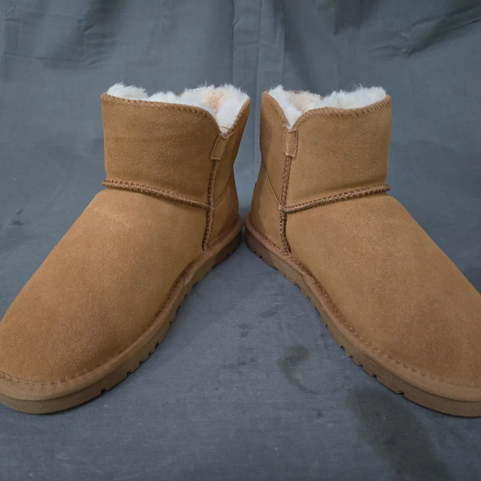 BOXED PAIR OF UGG SHOES IN CHESTNUT UK SIZE 6