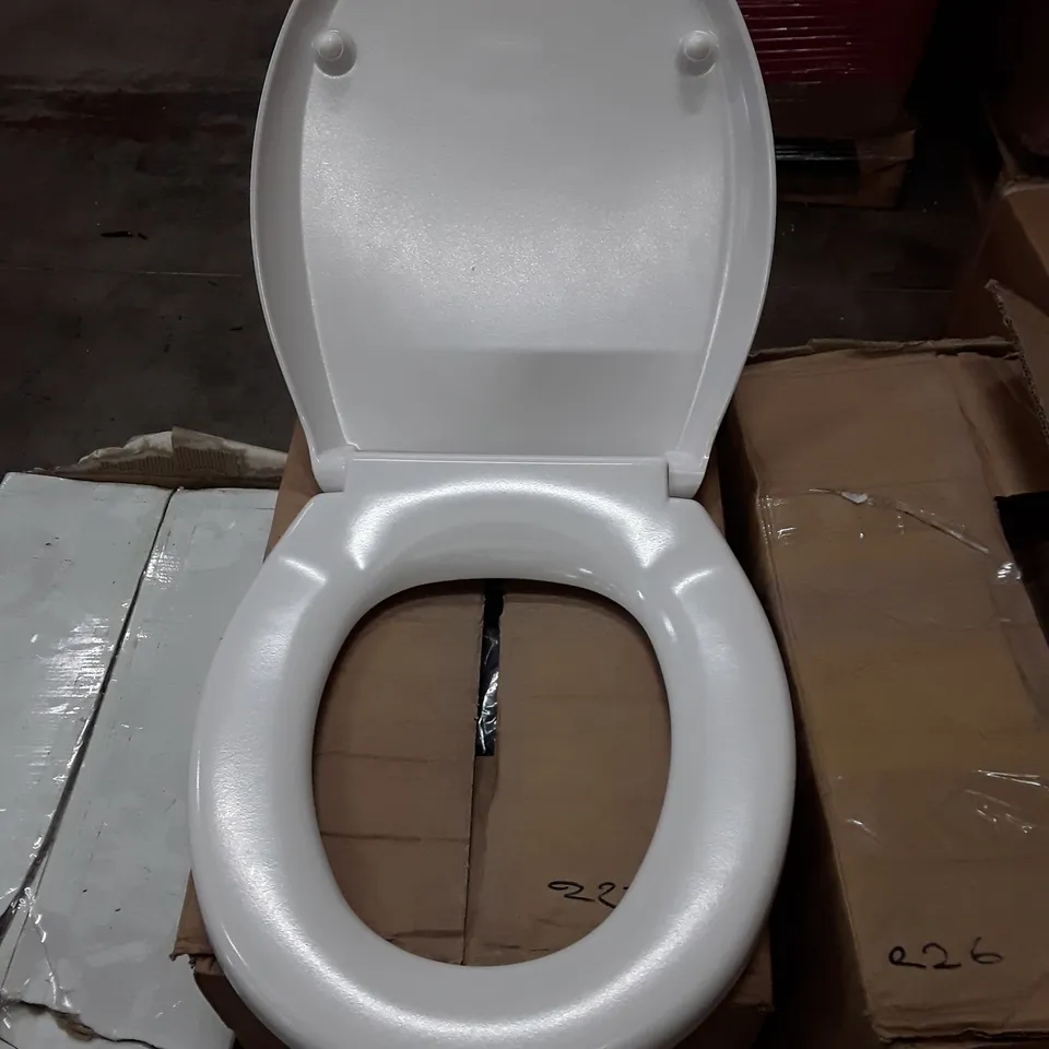 TOILET SEAT