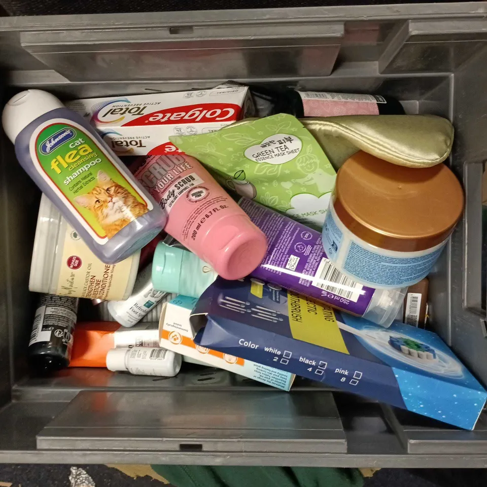 APPROXIMATELY 25 ASSORTED COSMETICS ITEMS TO INCLUDE 4 DR SQUANCH BARS, LOREAL PURE CARBON SHOWER GEL AND LIZ EARLE RADIANT ROUTINE SET