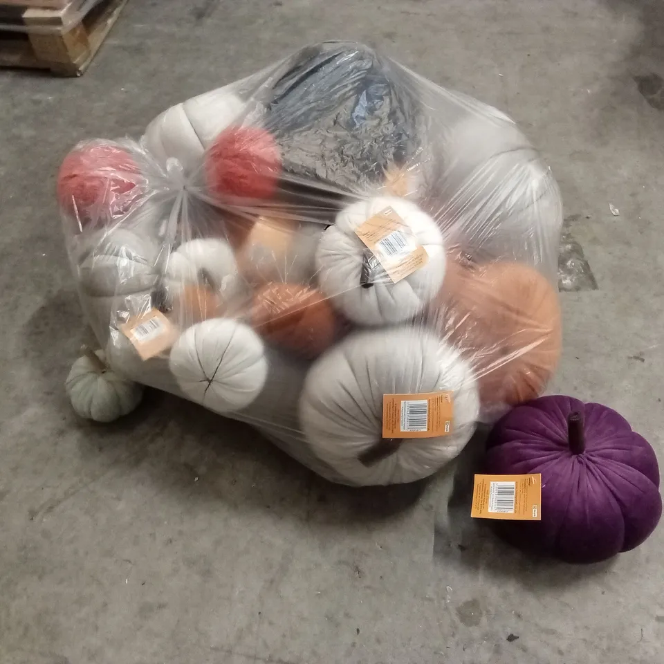 PALLET CONTAINING A LARGE ASSORTMENT OF BRAND NEW HALLOWEEN GOODS AND PRODUCTS TO INCLUDE; A LARGE QUANTITY OF PLUSH PUMPKINS