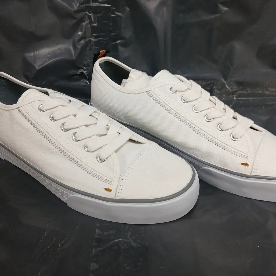 PAIR OF WHITE STUFF CANVAS LACE UP SHOES IN WHITE SIZE UK 10