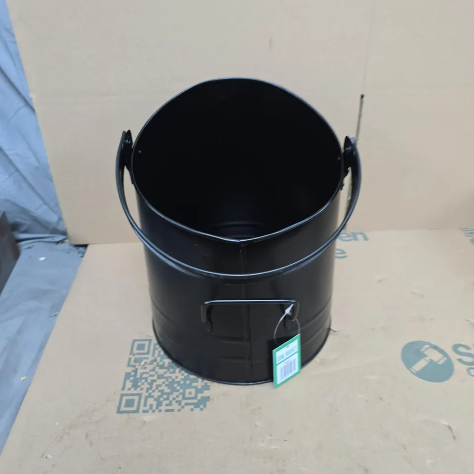 CAGE OF APPROXIMATELY 15 ASSORTED ITEMS TO INCLUDE: COAL BUCKET 