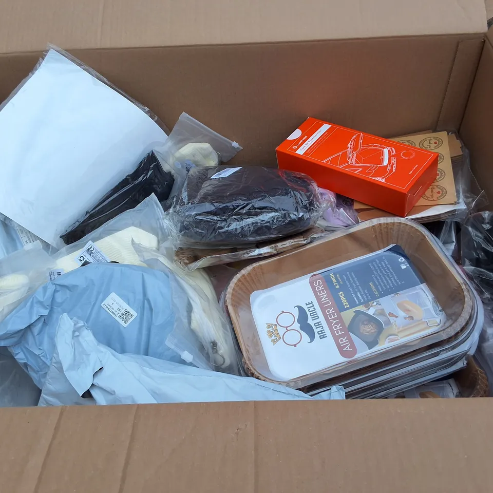 PALLET CONTAINING 6 LARGE BOXES OF ASSORTED HOUSEHOLD ITEMS TO INCLUDE PEANUTS SLIDERS, MCFC BOOT BAGS AND PARTY BALLOONS 