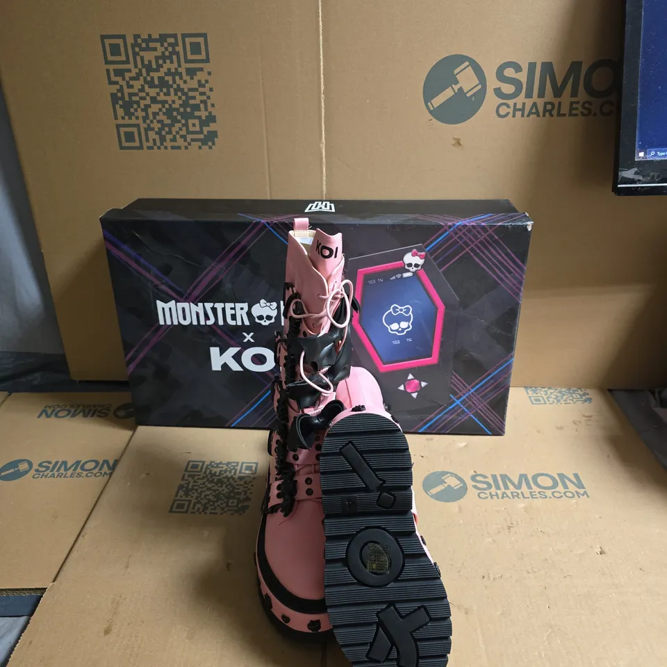 KOI MONSTER HIGH COUNT FABULOUS LONG BOOTS - PINK - UK SIZE 4 