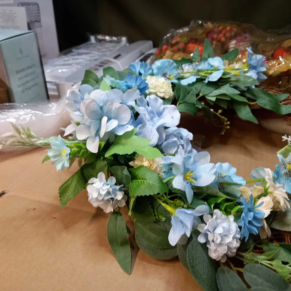 LARGE BOX OF APPROXIMATELY 15 ASSORTED HOUSEHOLD ITEMS TO INCLUDE: HOME DECO, CAT LITTER SCOOPER, BADMINTON SHUTTLECOCK SET