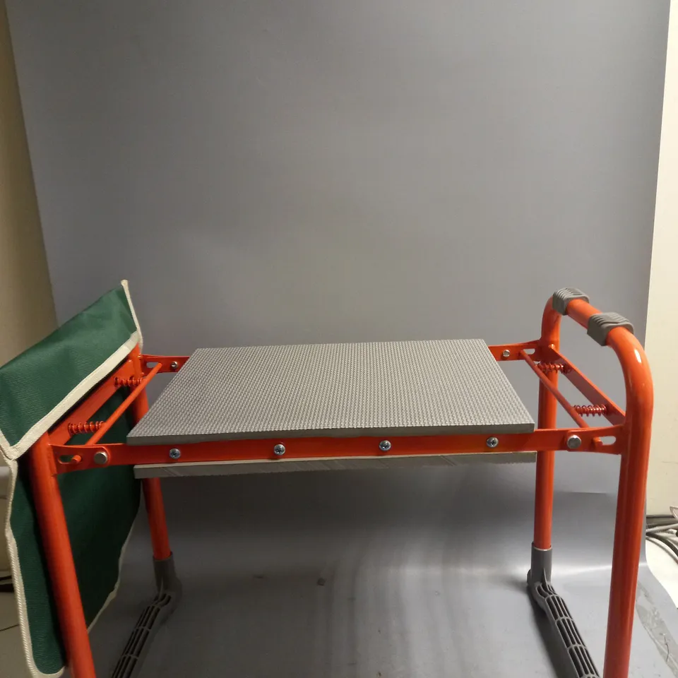 BOXED COLLAPSIBLE METAL STOOL WITH SIDE POCKET BAG IN ORANGE AND GREEN