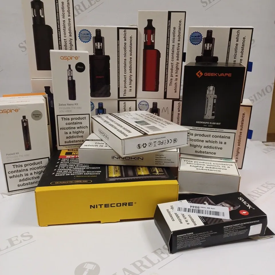 APPROXIMATELY 20 ASSORTED VAPING PRODUCTS AND ACCESSORIES TO INCLUDE INNOKIN EZ.WATT VAPE KIT, ADEPT ZLIDE VAPE KIT, GEEKVAPE E100 KIT, NITECORE INTELLICHARGER ETC. 
