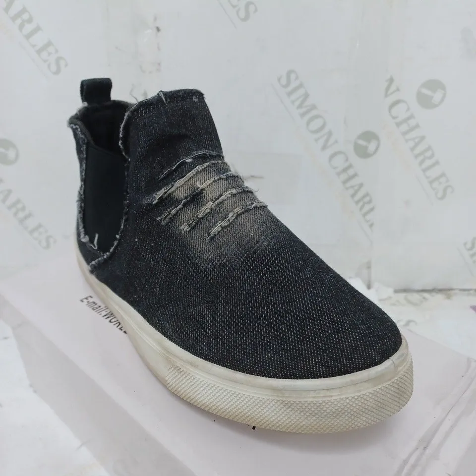 BOX OF APPROXIMATELY 12 PAIRS OF DENIM STYLE MID WEATHERED SHOES 