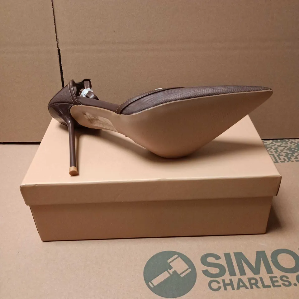 BOXED PAIR OF SIMMI MANDISA BROWN MESH COURT HEEL SHOES - 8