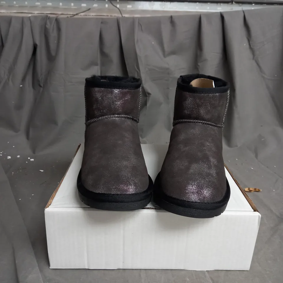 BOXED LOW GLITTER SHOES SIZE 7