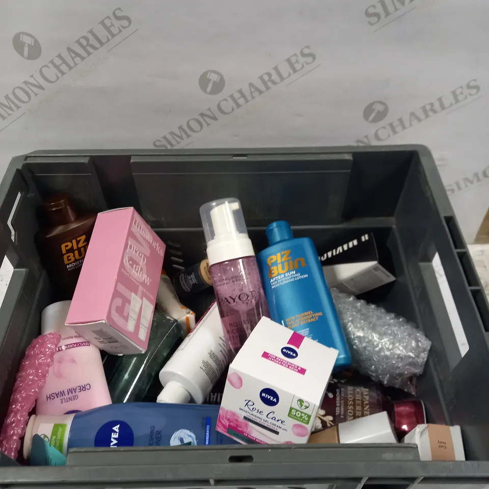 LOT TO CONTAIN APPROXIMATELY 20 ASSORTED WOMENS SKINCARE AND BEAUTY PRODUCTS, INCLUDES MAKEUP, SHOWER GEL & TONER 