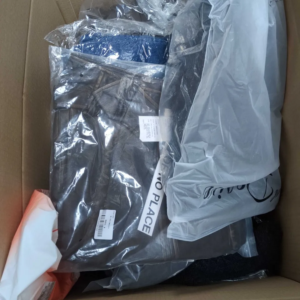 BOX OF APPROXIMATELY 20 ASSORTED CLOTHING ITEMS TO INCLUDE BLACK HOODIE, SOCKS, BRA, QUICK DRY WOMEN T SHIRTS ETC