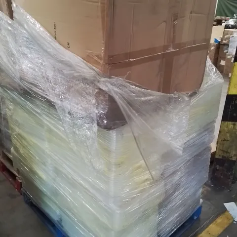 PALLET CONTAINING RATTAN SETS AND LARGE QUANTITIES OF PLASTIC CONTAINERS