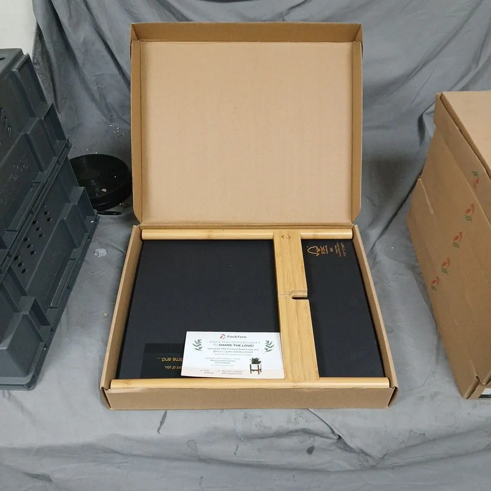 FOX & FERN PLANT STAND – WOODEN LEGGED INDOOR FURNITURE