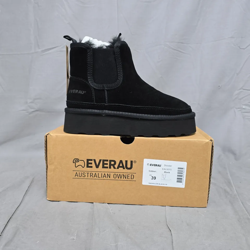 BOXED PAIR OF EVERAU PLATFORM ANKLE BOOTS IN BLACK SIZE UK 6