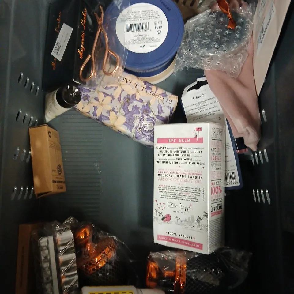 APPROXIMATEY 20 ASSORTED HEALTH AND BEAUTY PRODUCTS TO INCLUDE - GILLETTE MACH 3 BLADES - PRO MIRACLE NIGHT SERUM - REFY BODY GLOW - ETC