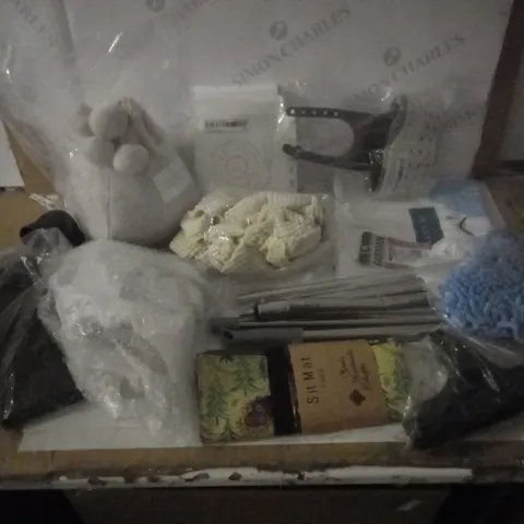 GROUP OF APPROX 10 ASSORTED ITEMS TO INCLUDE DOOR WEIGHT, VACUUM ACCESSORIES, LIGHTING ETC