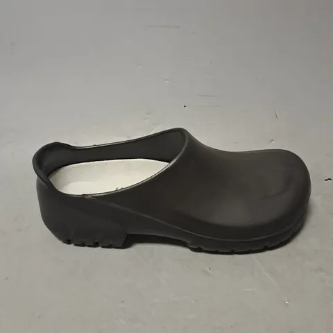 PAIR OF BIRKENSTOCK PROFESSIONAL CLOGS IN BLACK SIZE 7