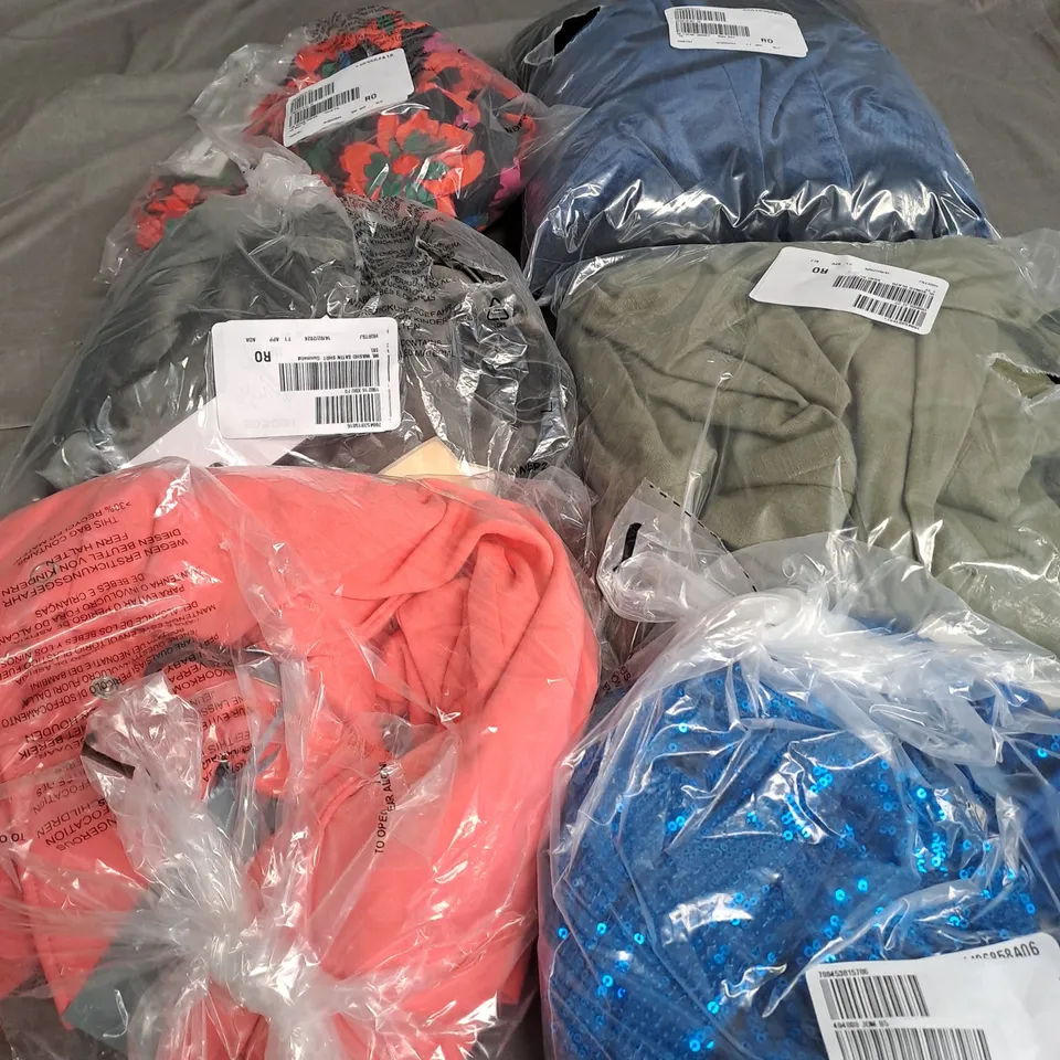 BOX OF APPROX 16 ASSORTED CLOTHING ITEMS TO INCLUDE - TOP , BLAZER , JACKET ETC
