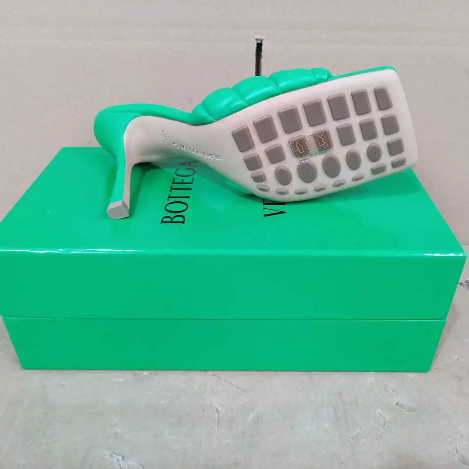 BOXED PAIR OF BOTTEGA VENETA HEELS IN GREEN EU SIZE 41